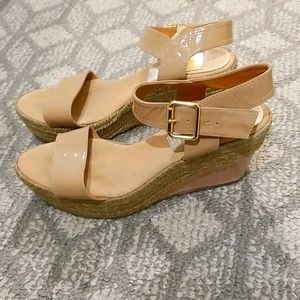 Kanna raffia/patent leather wedge sandals in blush